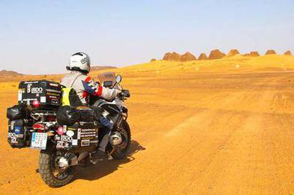 En ruta por el desierto hacia las pirámides de Meroe, en Sudán