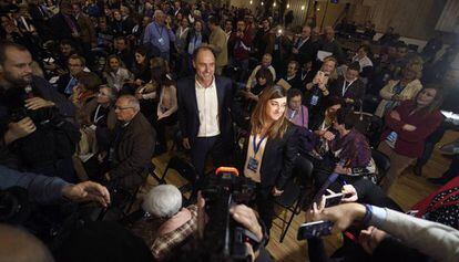 La nueva presidenta del PP en Cantabria, Mar&iacute;a Jos&eacute; Saenz de Buruaga, junto al expresidente Ignacio Diego