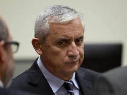 Pérez Molina escucha a sus abogados, el pasado día 8 en Guatemala