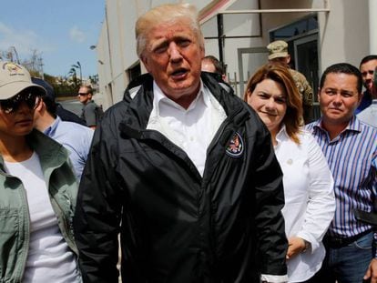  Donald Trump junto a la primera dama en su visita a Puerto Rico.