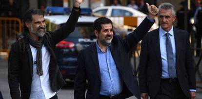 Jordi Cuixart, izquierda, y Jordi Sánchez llegan a la Audiencia Nacional.