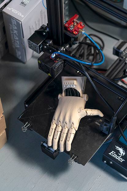 Trésdesis Nelly, dispositivo para personas sin dedos, en la 
impresora 3D que la fabricó. 