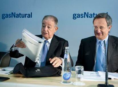 Salvador Gabarró, a la izquierda, y Rafael Villaseca, en la junta de accionistas de ayer.