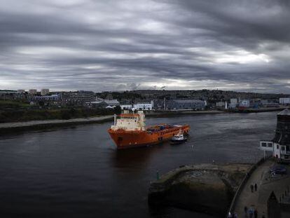 Un barco con provisiones para una plataforma petrol&iacute;fera zarpa del puerto de Aberdeen. 