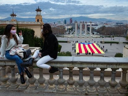 ANC ha desplegado este viernes una estelada de gran formato junto a las fuentes de Montjuïc en Barcelona para promover el voto independentista en las elecciones del 14F, el pasado día 12 de febrero.