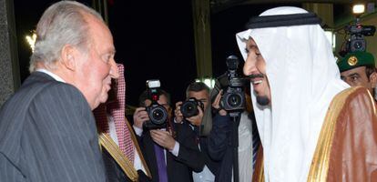 El príncipe heredero saudí, Salman bin Abdulaziz, recibe al rey Juan Carlos el pasado 17 de mayo en Yeda.