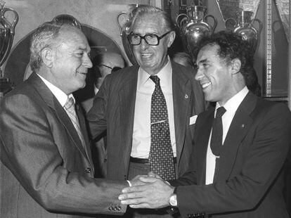 Alfredo di Stéfano (a la izquierda) y Amancio Amaro (a la derecha), se saludan en presencia del presidente del Real Madrid, Luis de Carlos, tras formalizar el compromiso oficial de ambos como entrenadores del Real Madrid y del Castilla, respectivamente, en 1982.


