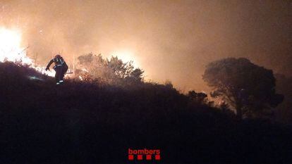 Un efectivo de Bombers de la Generalitat trabaja en la extinción de un incendio forestal en Cataluña.