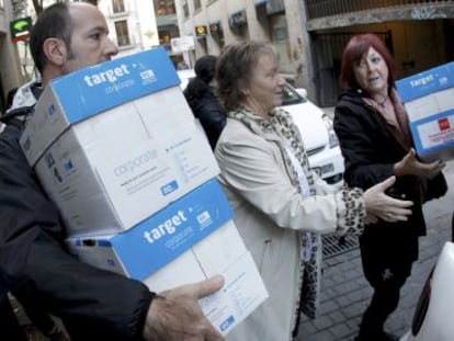 Entrega en la Consejer&iacute;a de Sanidad de las firmas contra el desmantelamiento de La Princesa.