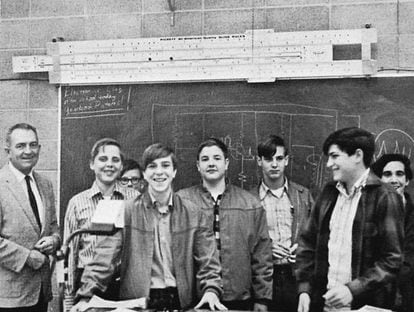 El tercer chico desde la izquierda es Steve Jobs, con sus compañeros de instituto en Cupertino, en 1972.