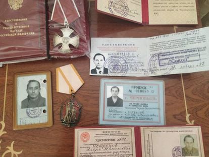 Los pases especiales para entrar en Chernóbil de Ostretsov, su tarjeta de invalidez por radiación y dos medallas al valor recibidas.