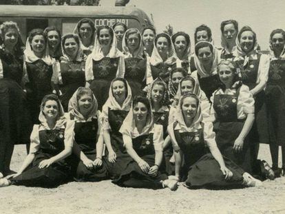 Una de las fotografías originales del homenaje de mujeres llegadas de toda a España a Franco en el castillo de la Mota en mayo de 1939.