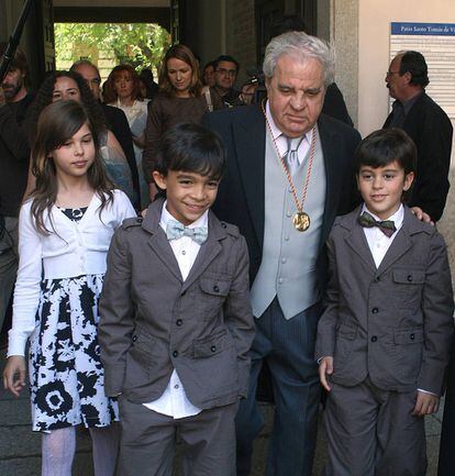Juan Marsé, fotografiado con sus tres nietos, Guille, Jan y Nadia, en el acto en que recibió el Premio Cervantes en el Paraninfo de la Universidad de Alcalá de Henares (Madrid), en 2009.