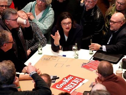 Miembros del SPD discuten en la conferencia regional del partido en Kamen, Alemania, este domingo.