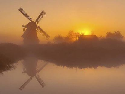 Amanecer con un molino al fondo en Voledam (Holanda).