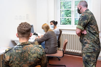 Soldados alemanes aprenden en la oficina de salud de Spandau cómo hacer el rastreo de infecciones, el pasado martes.