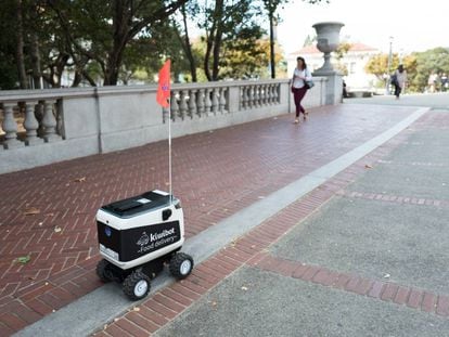 Un robot carga un pedido de alimentos en Berkeley, California.