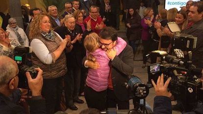 Asier Antona, presidente del PP, abraza a una compa&ntilde;era de partido hace una semana.