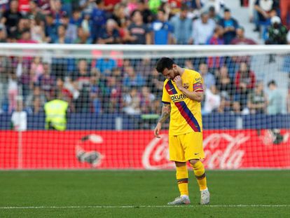 Messi, cabizbajo ante el Levante.