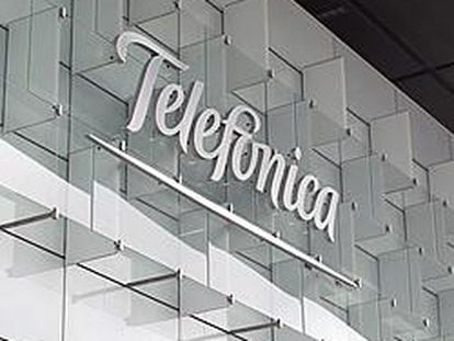 Logotipo de Telefónica en la sede del grupo en Madrid.