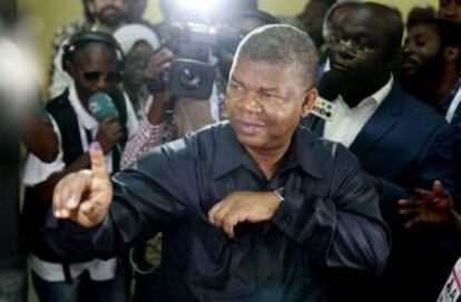 Joao Lourenço muestra su dedo tintado tras ejercer el voto, este miércoles en Luanda.