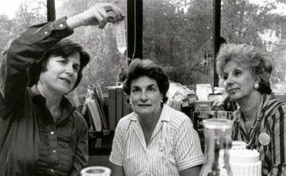 Mary-Claire King (izq.) junto a líderes de Abuelas de Plaza de Mayo.