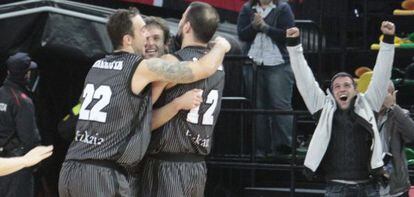 Jugadores del Bilbao Basket felicitan a Rául López tras encestar el triple que forzó la prórroga.