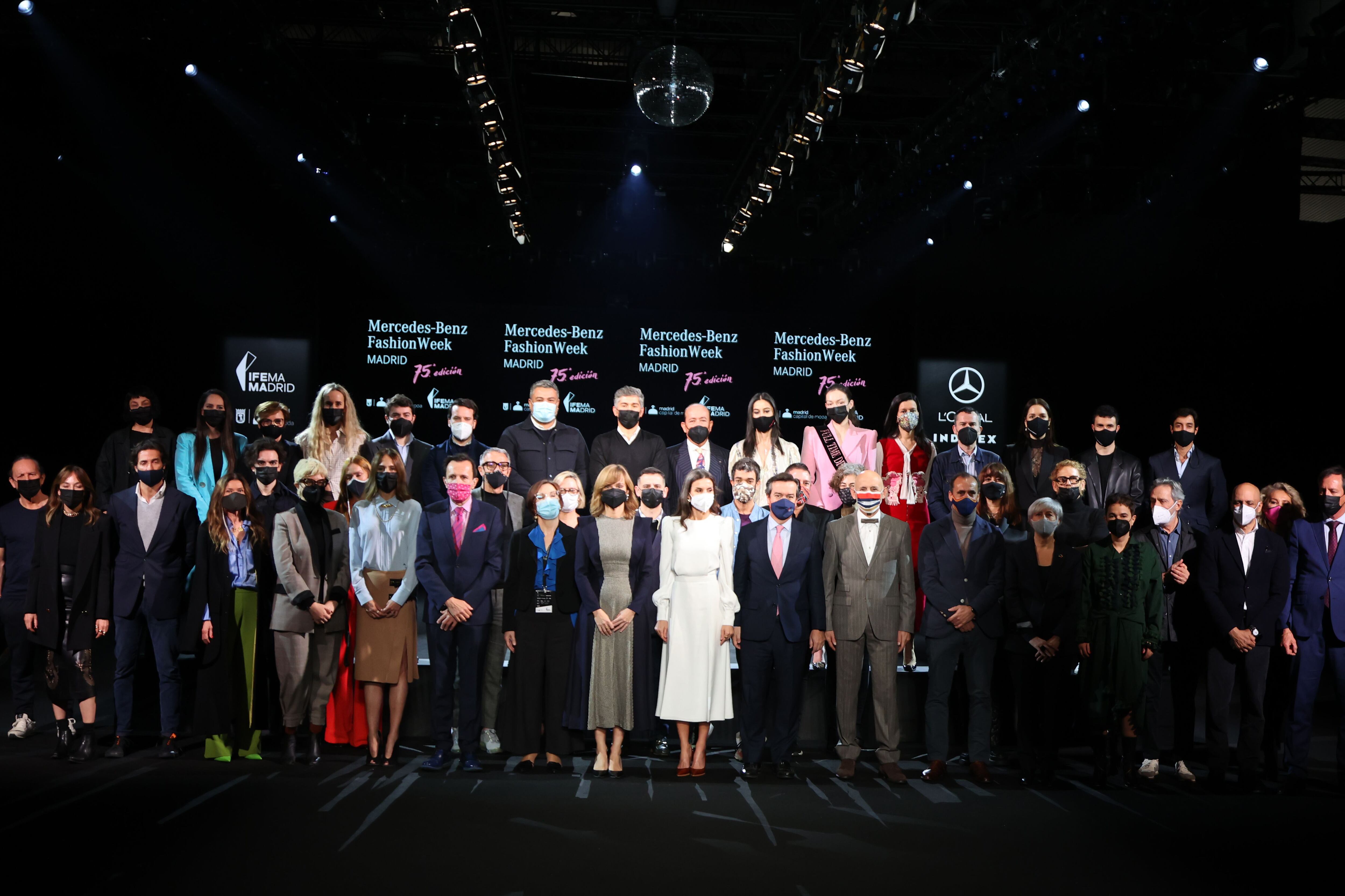 La Reina Letizia posa con todos los diseñadores de la Mercedes Benz Fashion Week Madrid, el 11 de marzo de 2022.