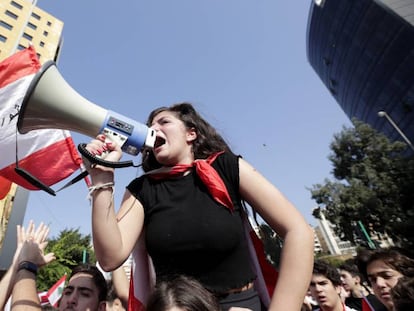 Una estudiante participa en una manifestación antigubernamental frente al Ministerio de Educación en Beirut el 7 de noviembre de 2019.