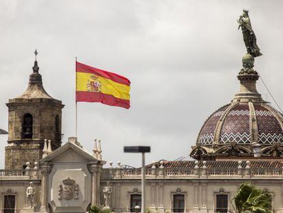 La bandera española ondea en el edificio de Capitanía de Barcelona.