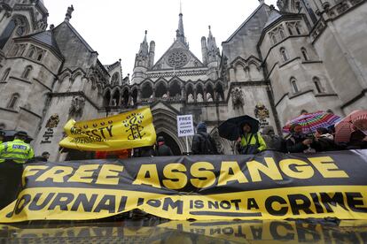 Manifestantes en defensa de Julian Assange, este mi&eacute;rcoles ante el Tribunal Superior de Justicia, en Londres.