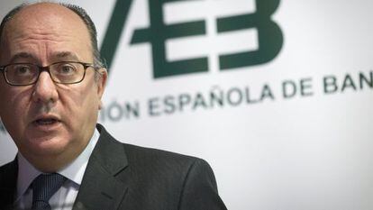 GRA131. MADRID, 14/04/2016.- El presidente de la patronal bancaria espa&ntilde;ola (AEB), Jos&eacute; Mar&iacute;a Rold&aacute;n, durante la presentaci&oacute;n de los resultados del sector en 2015, tras ganar 9.834 millones de euros en 2014, un 35% m&aacute;s, y expone los principales retos a los que se enfrentan las entidades. EFE/Luca Piergiovanni