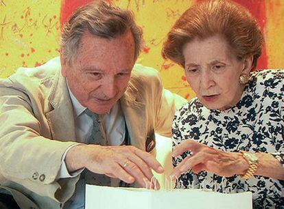 Rafael Moneo y María Josefa Huarte, ante <i>L&#39;espirit catalá</i>, de Tàpies.