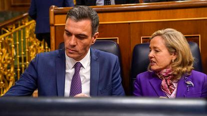 Pedro Sánchez y Nadia Calviño, en el pleno del Congreso para informar del último Consejo Europeo, este martes.