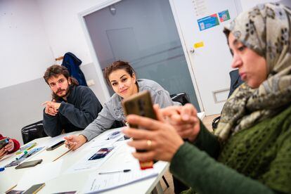 Varios participantes del proyecto de ciencia ciudadana Fotovoz reunidos en una de las sesiones.