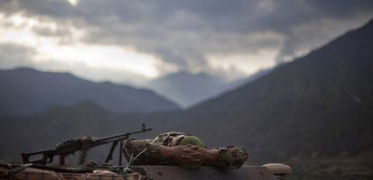 Un soldado afgano descansa sobre un vehículo blindado durante una misión con fuerzas de la 25ª división de Infantería estadounidense.