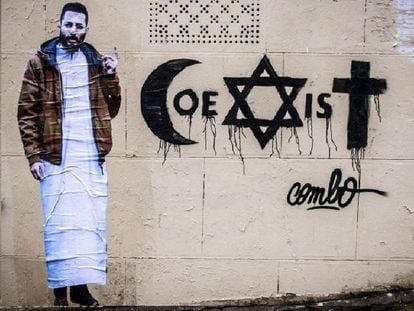 El grafiti de Combo con la palabra 'Coexistir' junto a un autorretrato del artista.