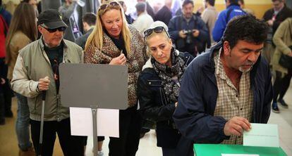Los electores forman cola en un colegio de Sevilla.