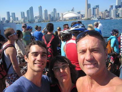 Javier Fernández y sus padres en Toronto, donde se entrena desde 2011 con el canadiense Brian Orser. 