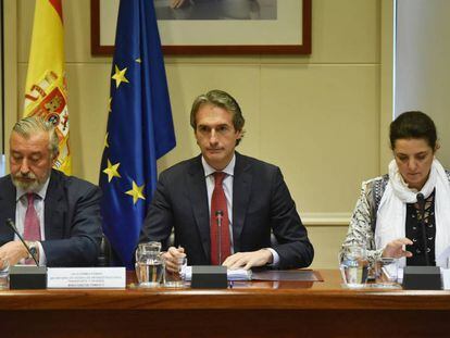 Íñigo de la Serna, ministro de Fomento, durante la reunión entre sindicatos y patronal de la estiba.