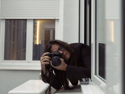 Investigadora privada en el despacho donde trabaja en Madrid.