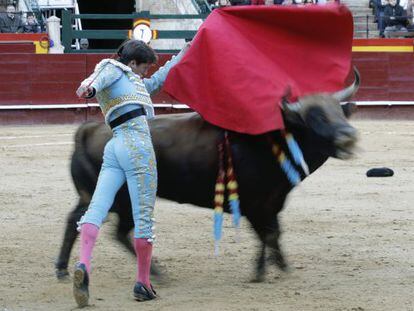 Lama de Góngora hace un pase al primero de su lote en el segundo festejo de la Feria de Fallas, el pasado día 10 en Valencia.