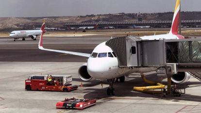 Operaciones de handling a un avión de Iberia en el aeropuerto de Madrid-Barajas.