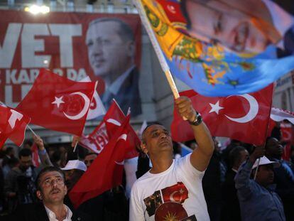 Partidarios del &quot;s&iacute;&quot; a la reforma constitucional por las calles de Estambul. 