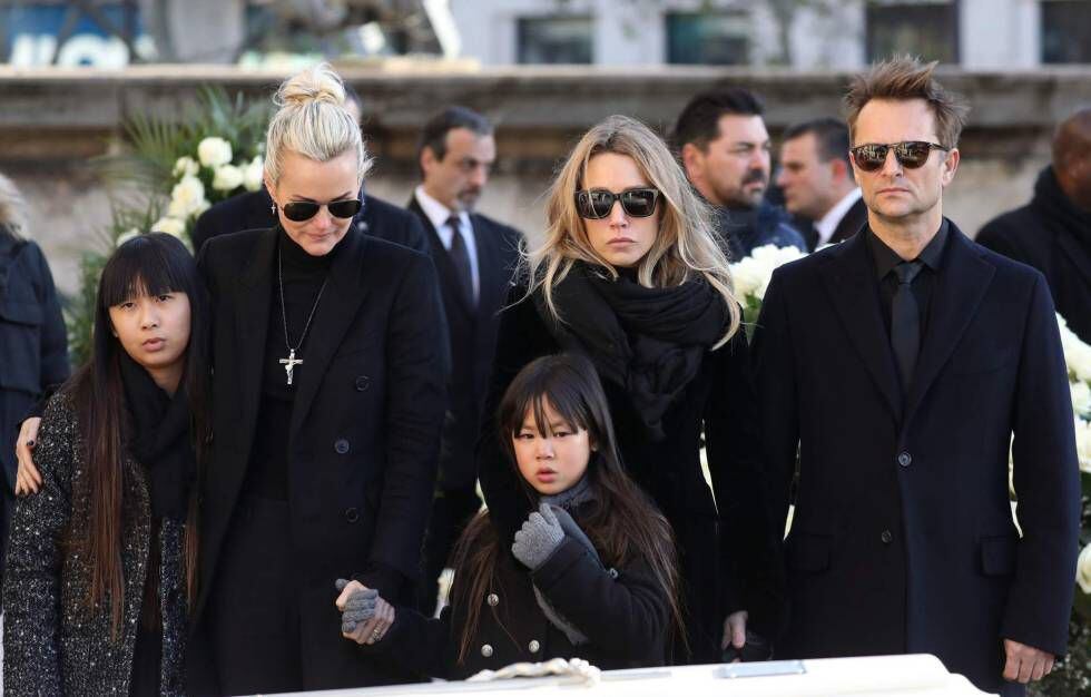 La viuda de Johnny Hallyday y todos sus hijos, el día de su funeral.