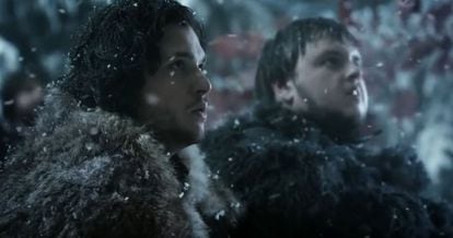 Jon decide formar parte de la Guardia de la Noche en el Muro, un lugar donde a nadie le importa que sea un bastardo ni cuál sea su historia. Parte hacia allí antes de que Ned Stark vaya al sur para ser Mano del Rey, cuando Bran ya está insconsciente en cama y tras regalarle a Arya la espada 'Aguja' ("les clavas la parte puntiaguda", le dice a la hermana pequeña, la misma frase que Arya le dice a Sansa en la última temporada). Viaja al muro con Tyrion Lannister, con el que conecta bien desde el principio. En el Muro hace el juramento de la Guardia junto a Sam.