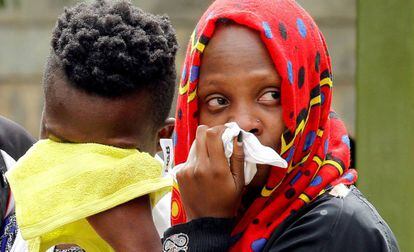 Parientes de una de las personas asesinadas en el atentado de Nairobi. 