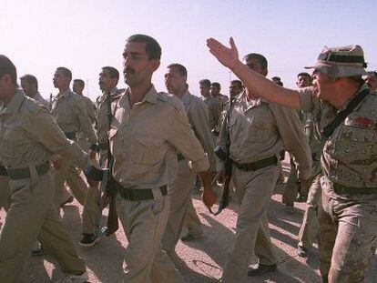 Soldados espa&ntilde;oles entrenan al reci&eacute;n constituido Ej&eacute;rcito irak&iacute; en octubre de 2003.