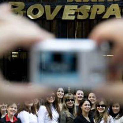 Un grupo de personas se fotografían en la Bolsa de Brasil, situada en la ciudad de Sao Paulo
