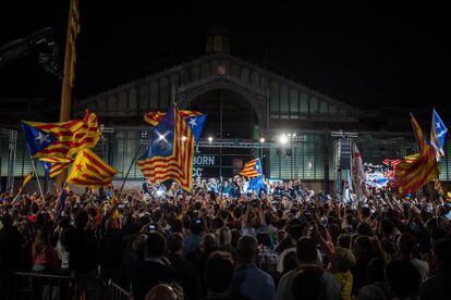 Seguidores de Junts pel Sí celebran la victoria de la coalición, ayer, frente al Born Centre Cultural.